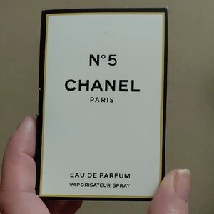 2 ml CHANEL °5 Eau De Parfum (sample size)